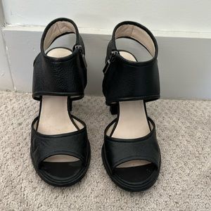 Kenneth Cole heel